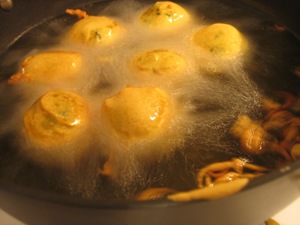 frying-vadas-for-vada-pav-thumb.jpg