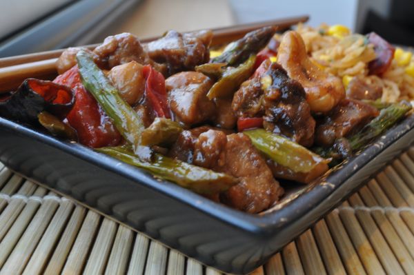 kung pao seitan with asparagus and red bellpeppers