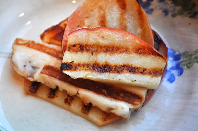 grilled apples and haloumi cheese